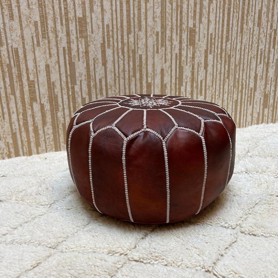 Image 1 of Puf marroquí de cuero hecho a mano, 50 cm × 30 cm