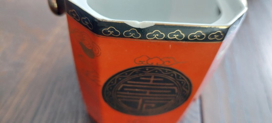 Image 1 of Caja de té de porcelana asiática antigua con esmalte rojo.
