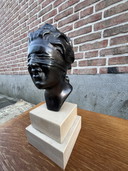 Statue der Justitia auf einem Travertinsockel, Dea Bendata