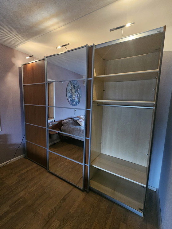 Image 1 of Armario con puertas correderas y espejo.