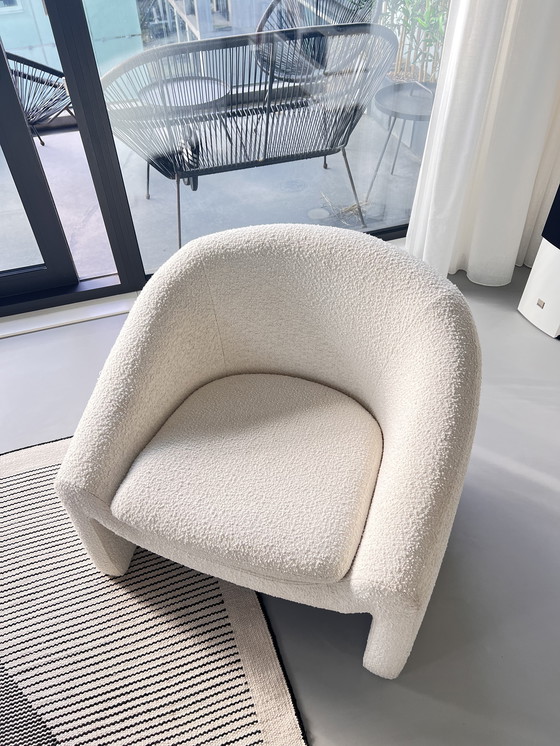 Image 1 of Whitewash bouclé fauteuil - zo goed als nieuw 