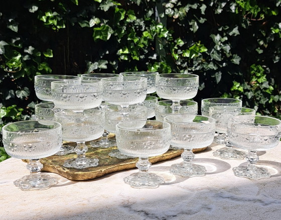 Image 1 of 18 vintage Champagne ijs coupes