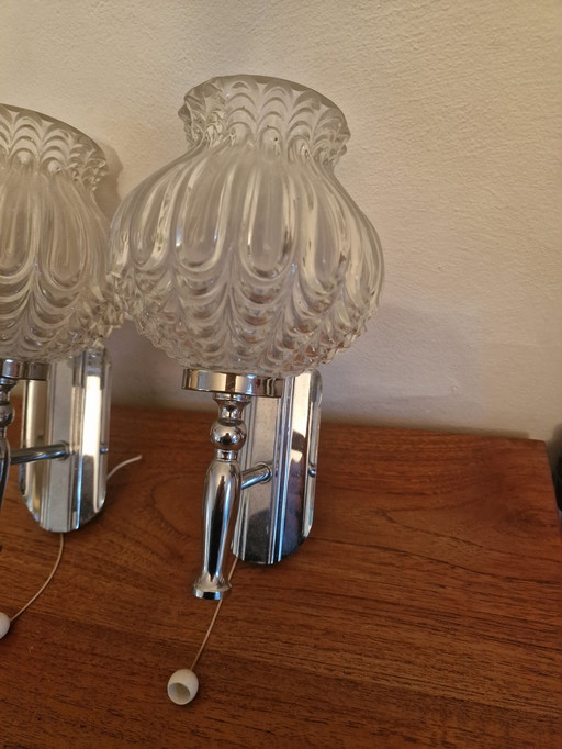 lampade da parete di metà secolo realizzate in vetro e metallo.