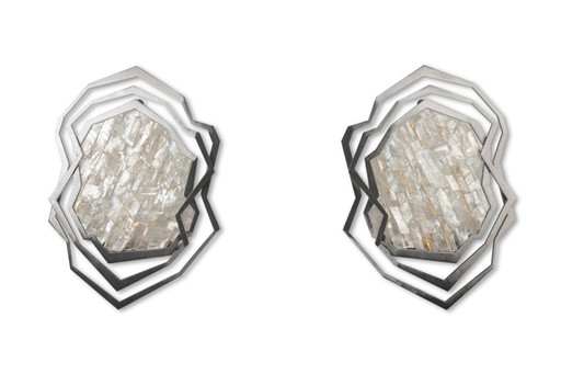 Paire d'appliques en métal brossé et cristal de roche. Contemporain.