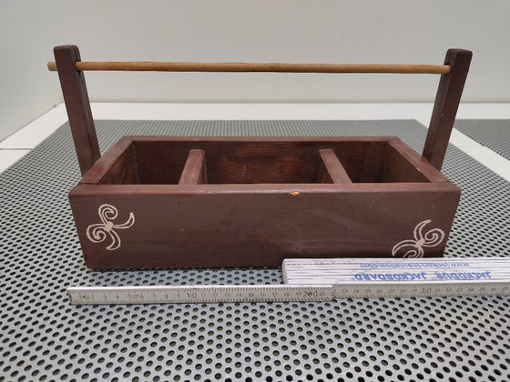 Image 1 of Scatola per il tè in legno con design tribale e maniglia.