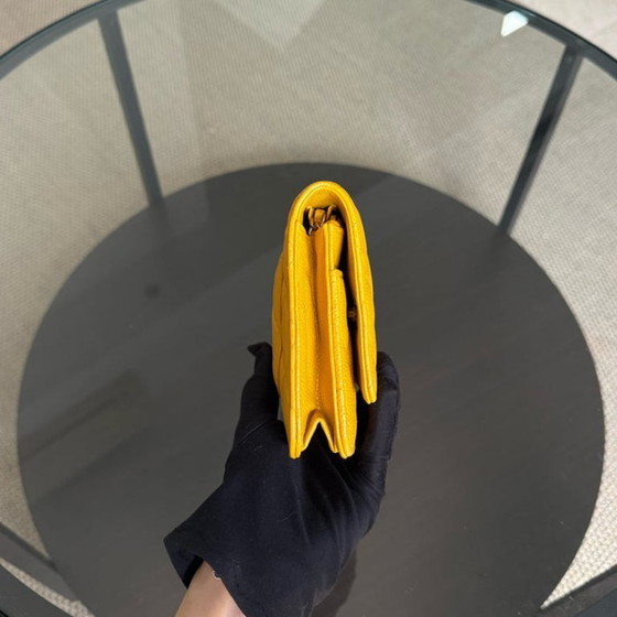 Image 1 of Portafoglio Chanel con catena WOC - Serie 25 in pelle trapuntata color giallo caviale