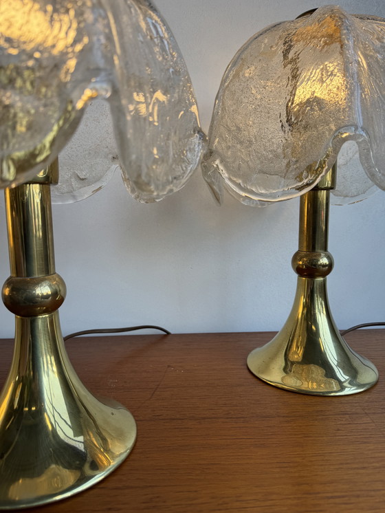 Image 1 of Lampada da tavolo vintage in ottone e vetro ghiacciato: eleganza di metà secolo