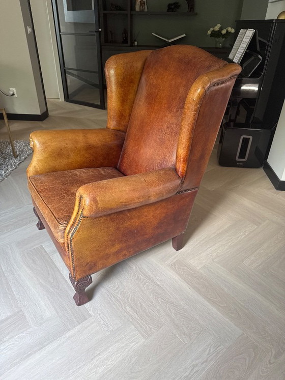 Image 1 of Poltrona antica con alette laterali in pelle di pecora, color cognac