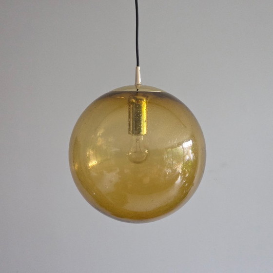 Image 1 of 1 di 10: Lampada a sospensione vintage Peill & Putzler Globe – Vetro color ambra “ciliegia” – Ø 34 cm – Nuova nella scatola.