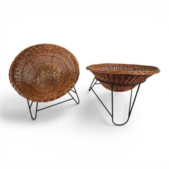 Image 1 of Pod Chairs – Een paar loungestoelen van rotan/riet op een metalen frame, 1970