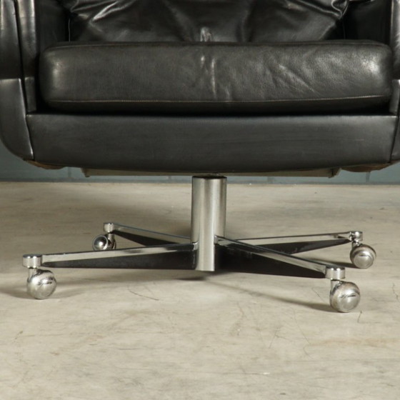 Image 1 of Fauteuil pivotant vintage en cuir avec repose-pieds – années 1970