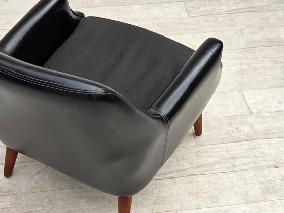 Image 1 of Anni '70, poltrona danese, similpelle, gambe in legno di teak.