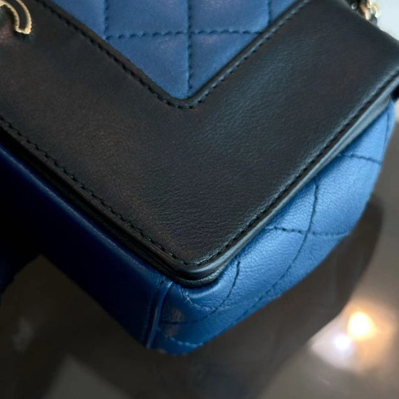 Image 1 of Chanel Seasonal Flap - Mademoiselle Small 23CM Kalfsleer Tweekleurig Zwart Blauw Gouden Hardware Serie 23
