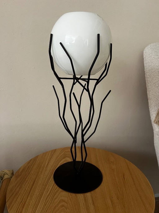 Objet brutaliste spécial avec sphère en verre opalin – decoratieve objecten, Glass, Iron