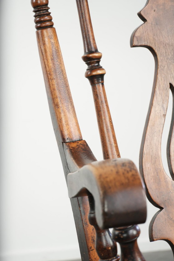 Image 1 of Antiker englischer Windsor-Spindelstuhl aus Holz mit einer wunderschönen Farbgebung aus dem frühen 19. Jahrhundert