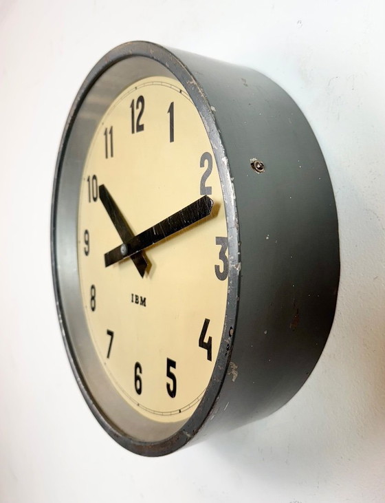 Image 1 of Donkergrijze industriële fabriekswandklok van IBM, jaren 50