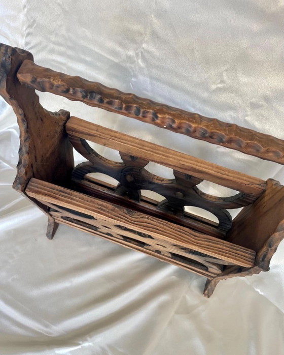 Image 1 of Porte-revue vintage en bois massif sculpté – Portugal, années 70⎜Vintage tijdschriftenrek – Gesneden massief hout – Portugal, ja