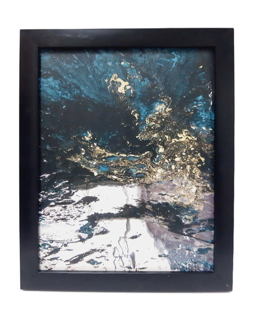 Arte fluido abstracto enmarcado sobre tablero de fibra
