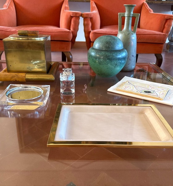Plateau en lucite couleur crème Hollywood Regency, Italie années 1970, Objets déco, Laiton, Verre, Doré (photo 3 sur 11)