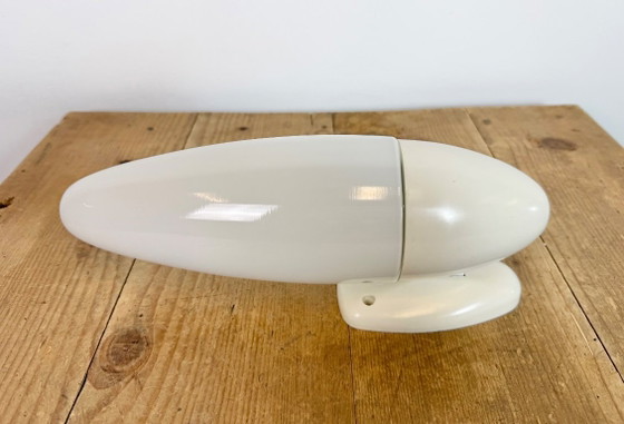 Image 1 of Industriële witte bakelieten wandlamp met melkglas, jaren 1950