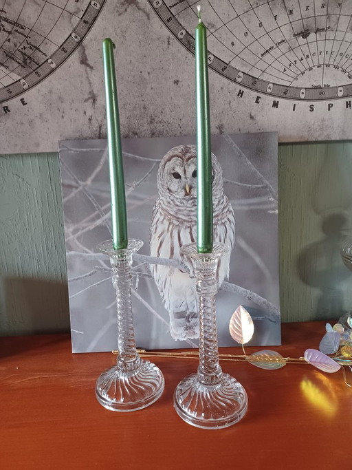 Paar Art-Deco-Kerzenständer aus gepresstem Glas, Durover-Torso aus belgischem Bambus – kandelaars en kaarsen