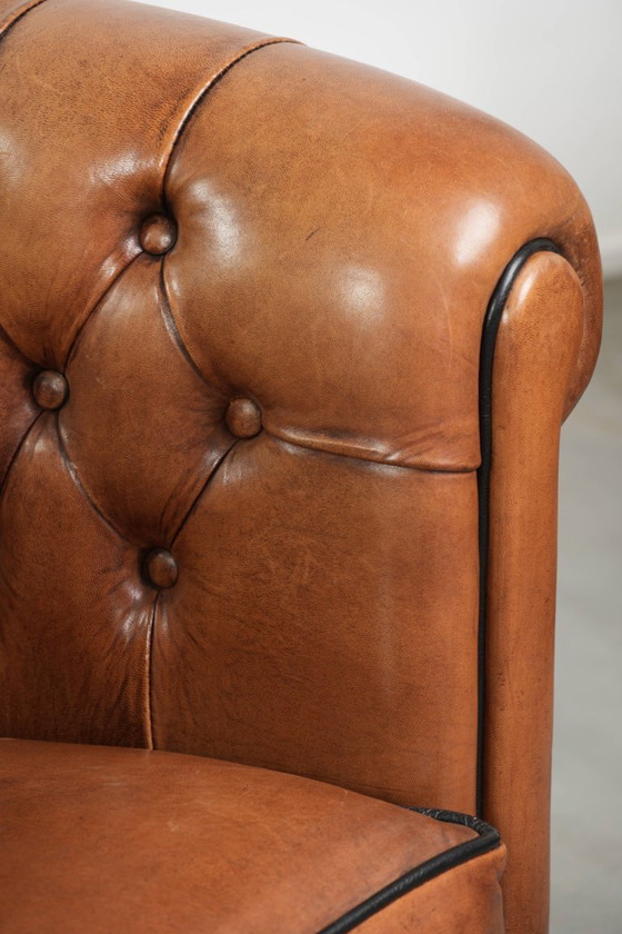 Image 1 of In goede staat verkerende schapenleren chesterfield clubfauteuil in Engelse stijl