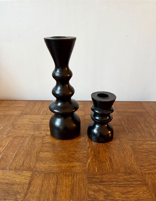 Coppia di candelieri in legno tornito nero
