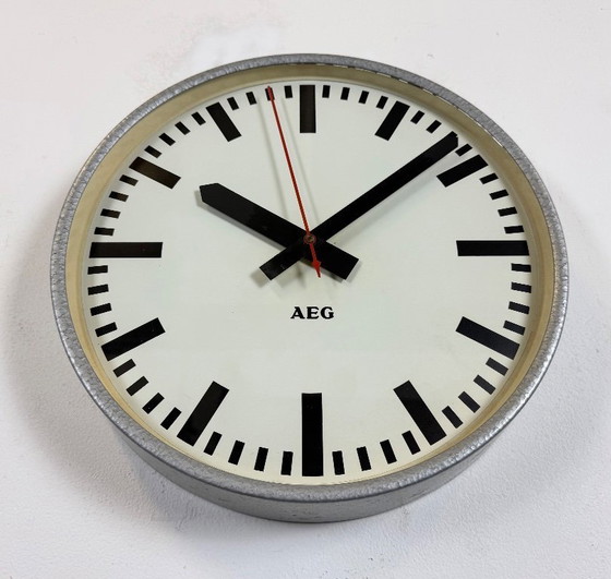Image 1 of Grijze Duitse industriële elektrische stationswandklok van AEG, jaren 60