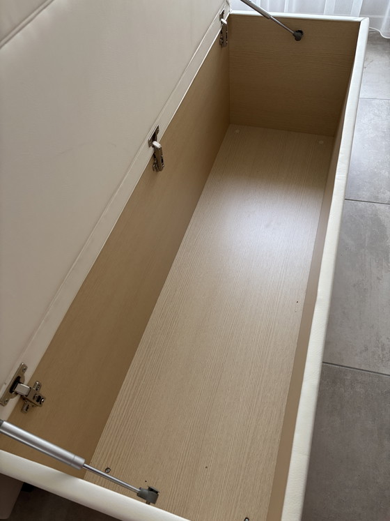 Image 1 of Repose-pieds avec grand espace de rangement