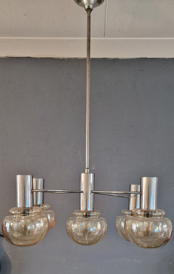 Image 1 of Lampe pendante atomique Mid Century Modern. 5 ampoules en verre ambré. Attribuée à Sciolari