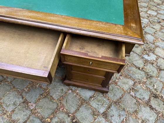 Image 1 of Scrivania da ministro/a per partner, 160x120 cm, mogano e rovere. 15 cassetti. Inglese.
