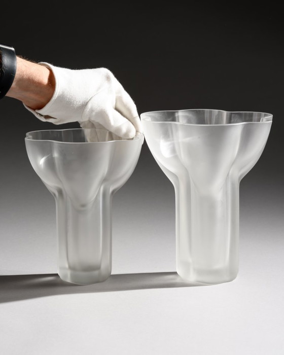 Image 1 of Dúo de jarrones de vidrio satinado Rosenthal de Tapio Wirkkala: formas esculturales de vidrio esmerilado.