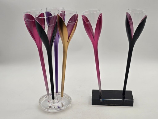 Champagne flutes in houders Moët & Chandon