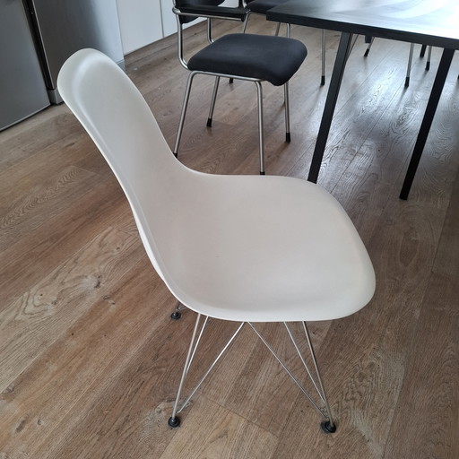 Sedia Vitra Eames bianca DSR cromata