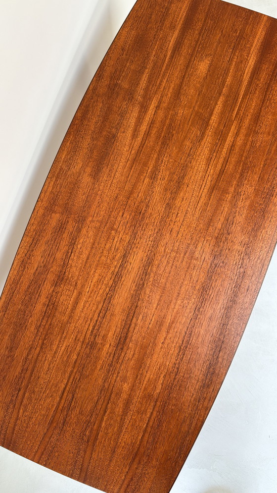 Image 1 of Table basse vintage en bois de forme « ovale » avec étagère inférieure