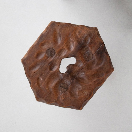 Image 1 of Set van drie handgesneden houten krukjes