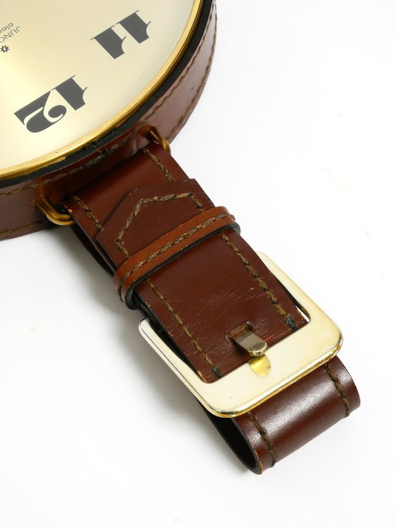 Image 1 of Orologio da parete Junghans originale degli anni '60 in ottone con cinturino in vera pelle.