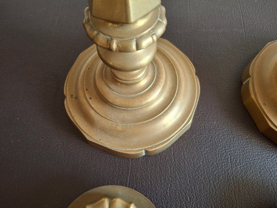 Image 1 of Par de candelabros grandes de latón dorado, siglo XIX