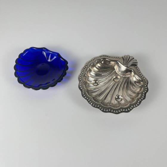 Image 1 of Trinket dish / Open butter dish in silver-colored metal with a seashell shape and blue glass insert, 1970