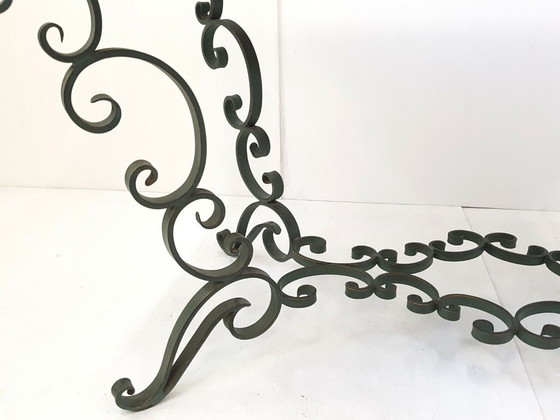 Image 1 of Vintage salontafel uit de jaren 40, groen smeedijzer met spiegelblad en vogeldecoratie.