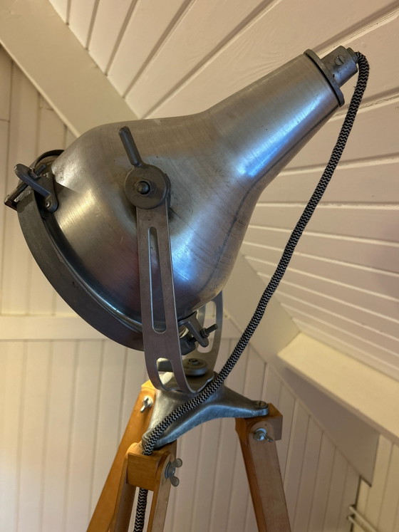 Lampe industrielle; grand spot métallique sur trépied, bijenkorf, Lampadaires, Textile, Marron (photo 2 sur 5)
