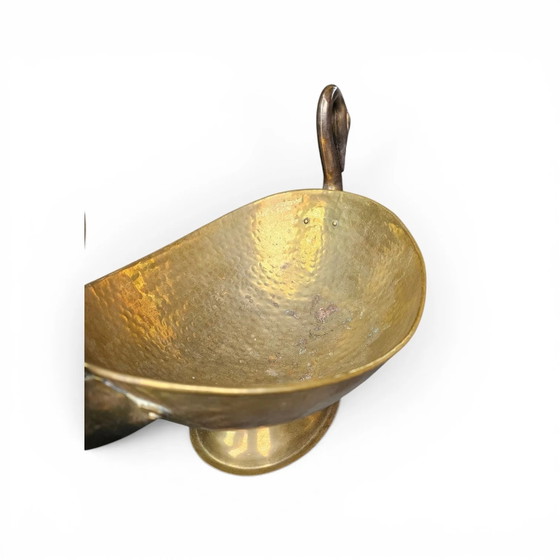 Ovale Schale aus gehämmertem Messing mit Schwanengriffen – Tischdekoration, Brass, Mid Century Modern (photo 3 of 7)