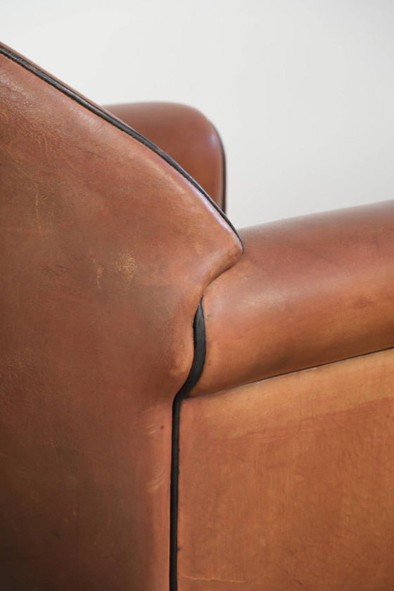 Image 1 of 2 poltrone di design Bart van Bekhoven in pelle di pecora con schienale arrotondato e profili neri.