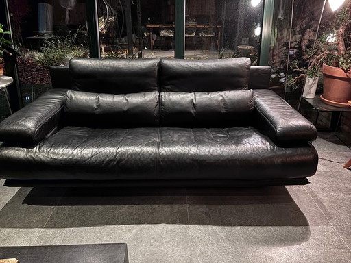 ¡Sofá de diseño en piel ROLF BENZ color negro en perfecto estado!