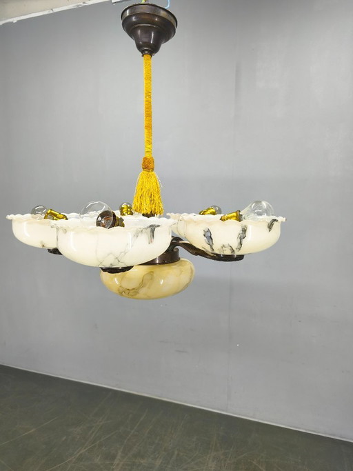 Lampadario ceco Art Déco in ottone e vetro opalino degli anni '40