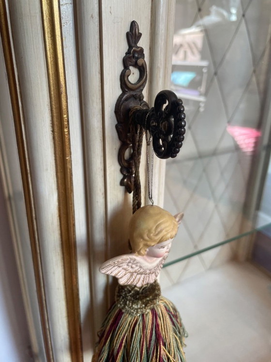 Image 1 of antieke vitrinekast in rocaille-stijl