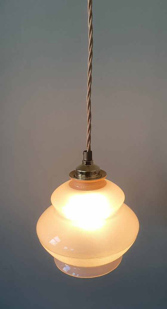 Image 1 of Lampada a sospensione vintage rosa - vetro opalino con bordo decorativo satinato