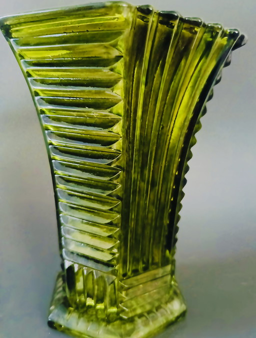 Ikonische Art Deco 'Wolkenkratzer' Vase | Grünes Pressglas | Tschechische Republik, ca. 1930er Jahre
