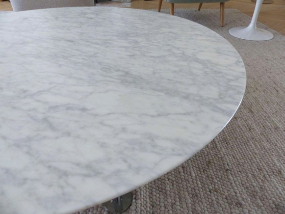 Image 1 of "Grasshopper Coffee Table" in satin-finish Statuarietto marble by Knoll, designed by Piero Lissoni - 120 cm