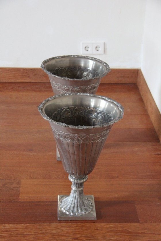 Image 1 of 2 monumentale silberfarbene Ziervasen